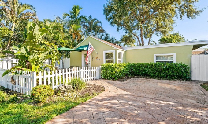 Victoria Park House | Charming 2-bedroom house with WiFi and AC in welcoming Fort Lauderdale