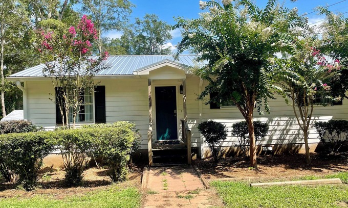 Milledgeville Apartment | Charming 2-bedroom lakeside apartment with access to beautiful Lake Sinclair.