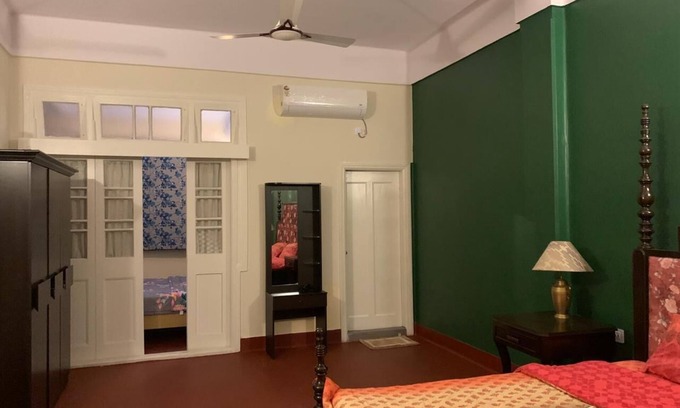Taltala Apartment | Charming 2-bedroom, 2 bath apartment in Central Kolkata with WiFi, AC, Kitchen