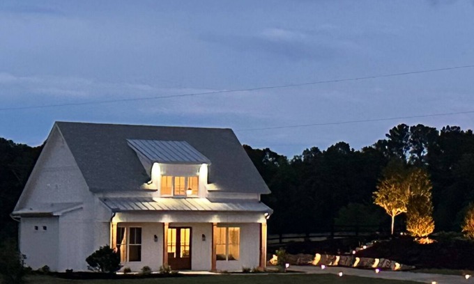Bishop House | Charming 2-bedroom 2-bath house in Bishop - walk to the UGA equestrian complex