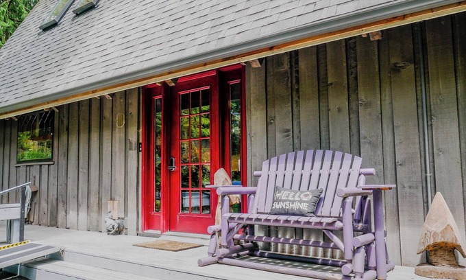 Kelso - Longview House | Charming 2-bedroom A-Frame log cabin house with WiFi, AC in Kelso