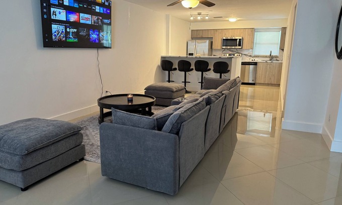 Yacht Club House | Charming 2-bedroom apartment close to downtown Cape Coral beach