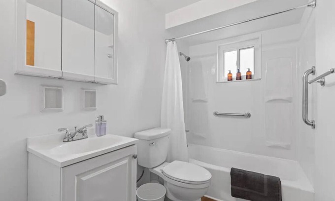 Brentwood Apartment | Charming 2-bedroom apartment with AC, WiFi in brilliant Pittsburgh