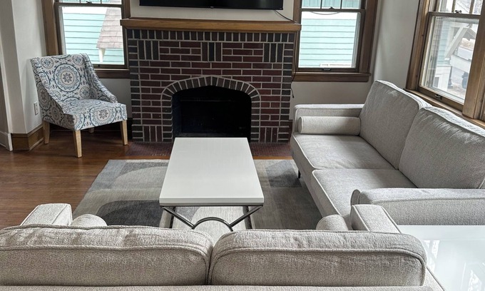 Macalester - Groveland Apartment | Charming 2-bedroom apartment in Saint Paul. Near MAC, UST, St. Kate's.