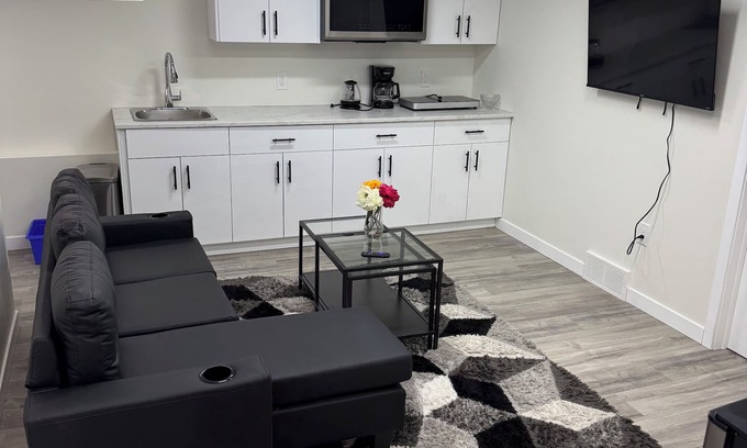 Transcona Apartment | Charming 2-bedroom apartment in wonderful Devonshire area of Winnipeg with WiFi