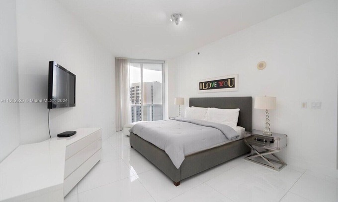 Aventura Apartment | Charming 2-bedroom apartment with AC, fitness room in welcoming Aventura