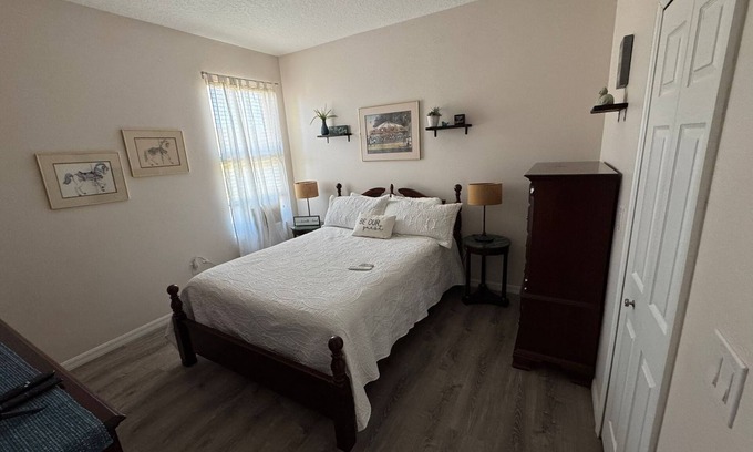 Plymouth House | Charming 2-bedroom apartment in house with AC, WiFi included