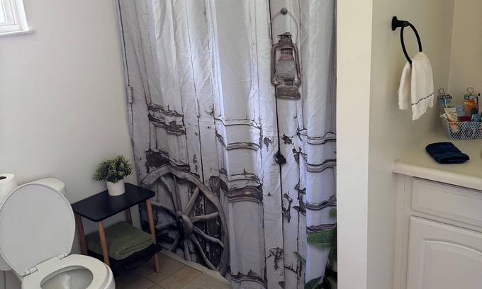 West City Apartment | Charming 2-bedroom apartment with AC, WiFi in tranquil Benton
