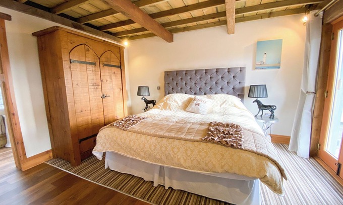 Earlswood Cottage | Charming 2-bedroom cottage in the countryside Birmingham with hot tub, sauna