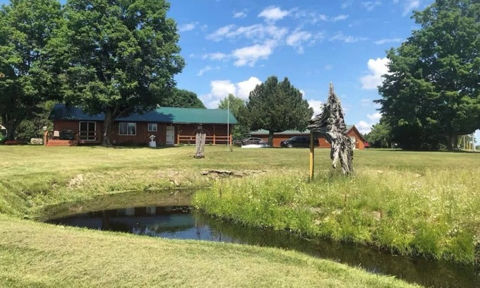 Gladstone Cabin | Charming 2-bedroom cabin with WiFi and AC in Gladstone