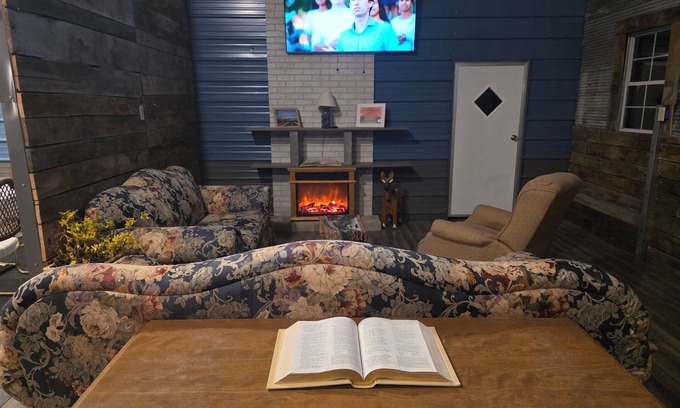 Hunnewell Cabin | Charming 2-bedroom cabin with WiFi, AC in tranquil Hunnewell