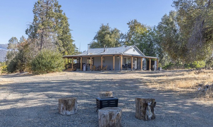Mariposa Cabin | Charming 2-bedroom cabin Near Yosemite NP, High Speed WiFi in lovely Mariposa