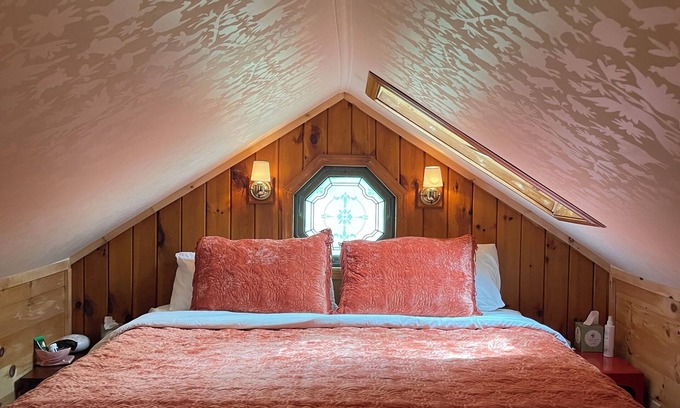Gilboa Cabin | Charming 2-bedroom cabin in enchanting Gilboa with WiFi