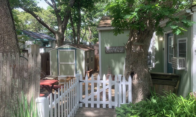Baiting Hollow Cottage | Charming 2-bedroom cottage in wonderful Northfork Long Island, Baiting Hollow.