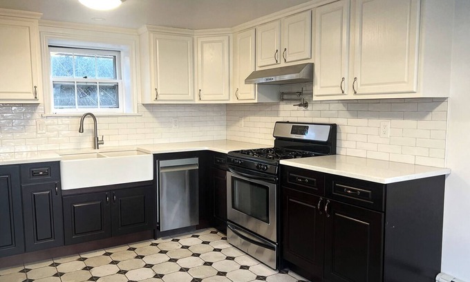 Cortlandt Cottage | Charming 2-bedroom cottage in Cortlandt with WiFi access