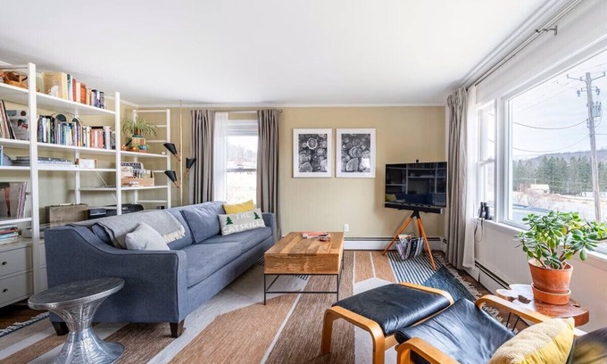 Fishs Eddy Cottage | Charming 2-bedroom Country Cottage with Hot Tub
