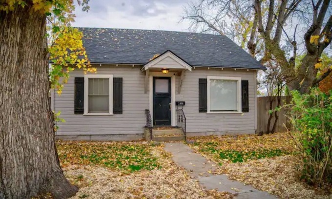Meridian House | ✮ Charming 2-bedroom Cottage in Oldtown Meridian ✮