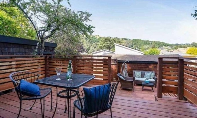 Oakland House | Charming 2-bedroom cottage house with natural outdoor surroundings in the hills