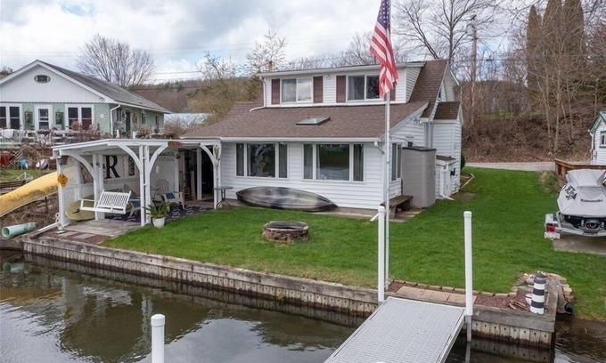 Scottsburg Cottage | Charming 2-bedroom cottage on Loon Lake