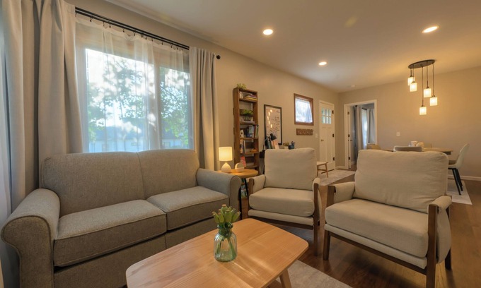 Pella Cottage | Charming 2-bedroom cottage with WiFi, AC in lovely Pella