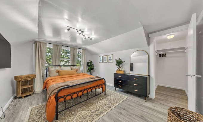 North Oak Park Apartment | Charming 2-bedroom duplex apt with WiFi, AC in peaceful Oak Park Sacramento