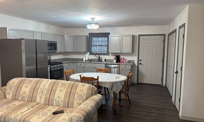 Mansfield House | Charming 2-bedroom duplex with WiFi, AC in marvelous Mansfield
