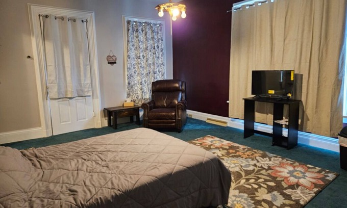 Girard Apartment | Charming 2-bedroom efficiency apartment with WiFi, AC in welcoming Girard PA.