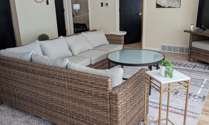 Rosendale Apartment | Charming 2-bedroom fully furnished apartment near Oshkosh WI