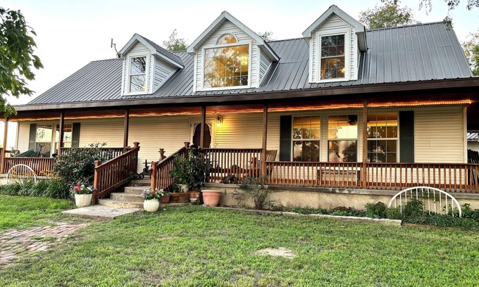 Hutchinson House | Charming 2-bedroom house in Hutchinson with WiFi, family-friendly.