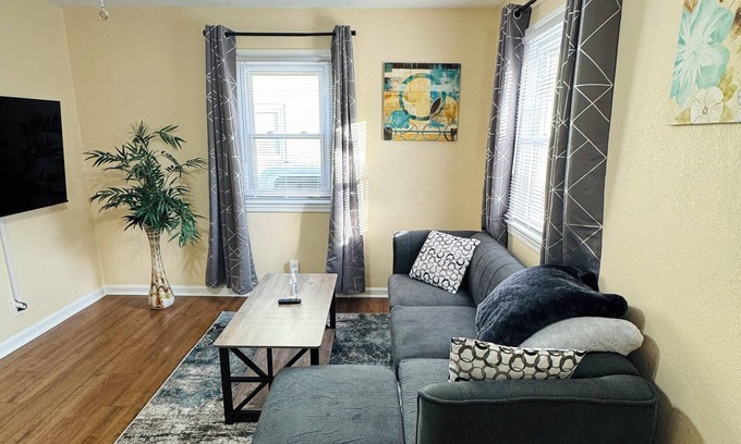 Portsmouth House | Charming 2-bedroom house in fabulous Portsmouth with WiFi, AC
