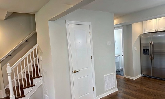 North Michigan Park House | Charming 2-bedroom house with AC, WiFi in lovely Washington