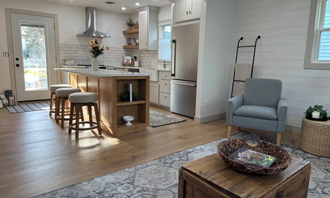 Fairfield House | Charming 2-bedroom house with WiFi, AC in Fairfield