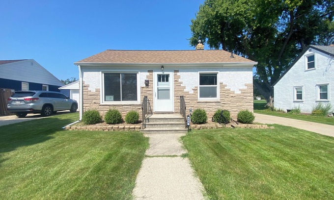 Green Bay House | Charming 2-bedroom house with WiFi, with fenced in yard for pets!