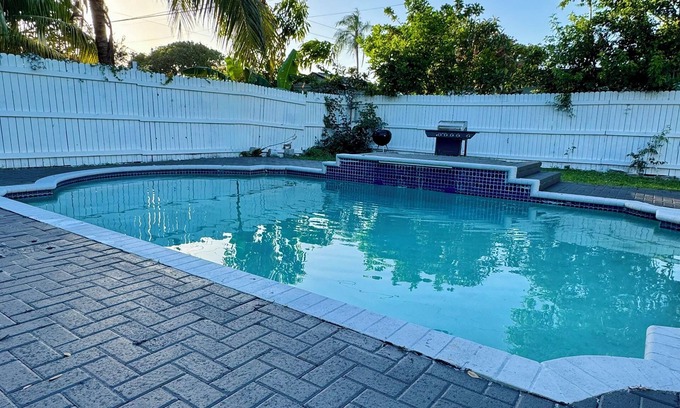 Driftwood House | Charming 2-bedroom house in wonderful Hollywood with AC