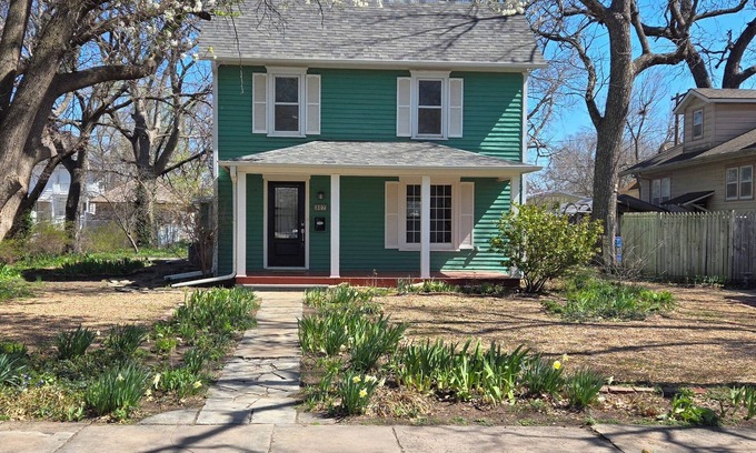 McPherson House | Charming 2-bedroom House near Downtown