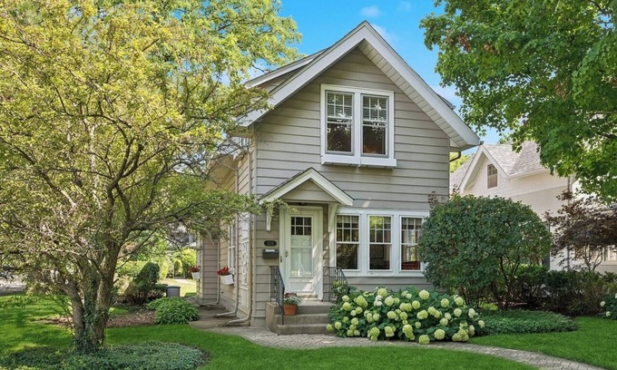 Winnetka House | Charming 2-bedroom home in fantastic Winnetka, IL location
