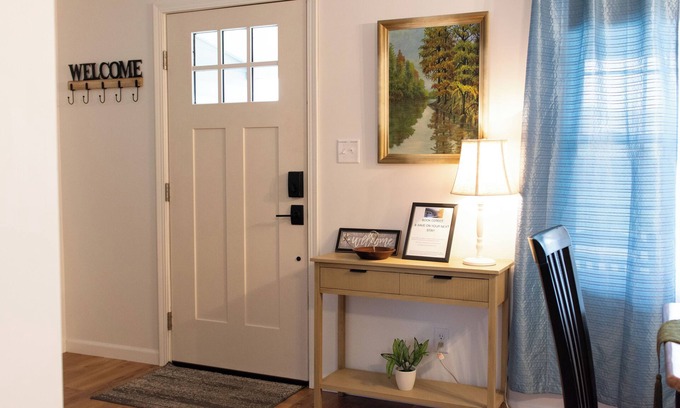 Marion House | Charming 2-bedroom home, Close to I-57 with Fast WiFi in welcoming Marion
