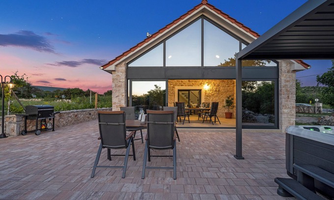 Drnis House | Charming 2-bedroom house with WiFi, AC in enchanting Trbounje