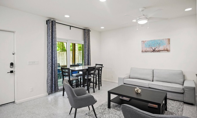 Bayou Oaks House | Charming 2-bedroom house w/Central AC, WiFi, Washer/Dryer in beautiful Sarasota