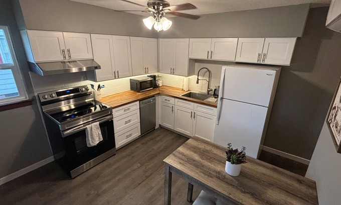 Creston House | Charming 2-bedroom house in serene Creston with AC