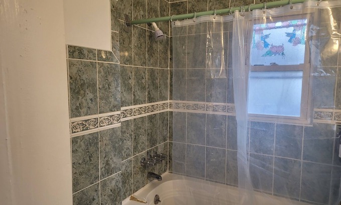 Teaneck House | Charming 2-bedroom house in delightful Teaneck with AC, WiFi
