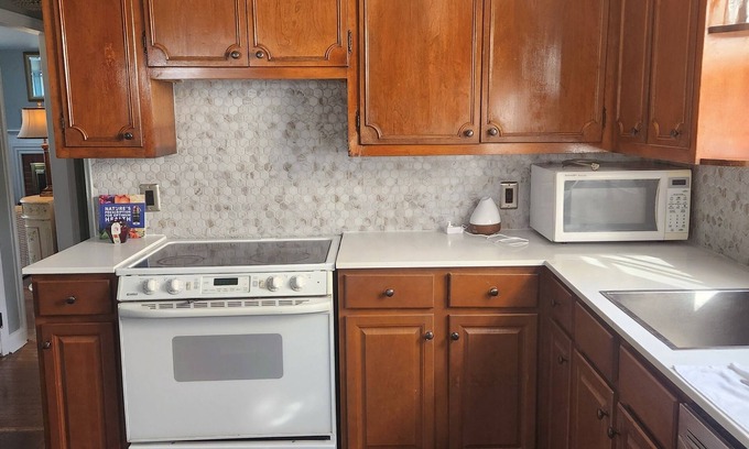 Windsor House | Charming 2-bedroom house with WiFi, AC in delightful Windsor.