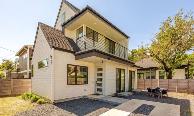 East Cesar Chavez House | Charming 2-bedroom house with AC, WiFi in pleasant Austin
