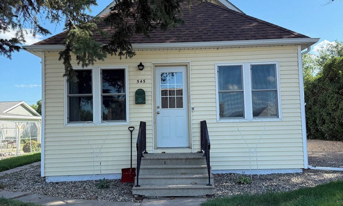 Harvey House | Charming 2-bedroom house in picturesque Harvey with AC