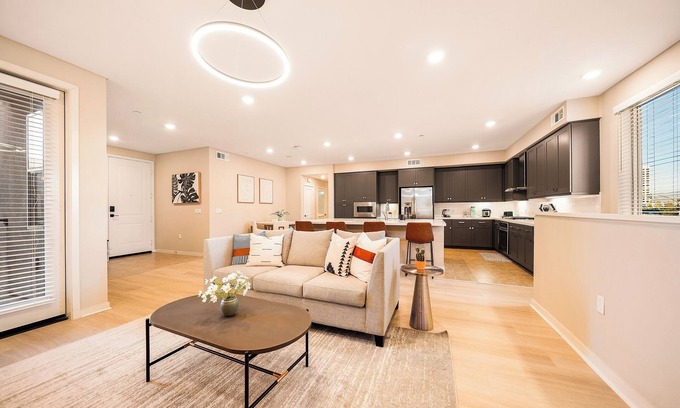 Airport Area Apartment | Charming 2-bedroom in Irvine Center