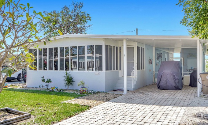 Monroe County House | Charming 2-Bedroom Key Largo Breeze Retreat - 55+ Community Silver Shores