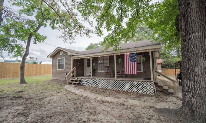 Onalaska House | Charming 2-bedroom lake house in Onalaska, TX!