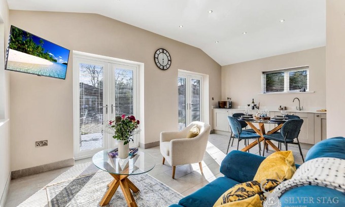 Snarestone Apartment | Charming 2 Bedroom Limestone Lodge Perfect for Families