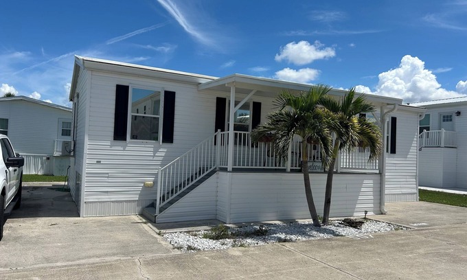Iona House | Charming 2-bedroom mobile home in delightful Fort Myers with AC