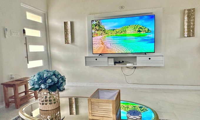 Little London House | Charming 2 bedroom near Adventure Park & 7 Mile Beach, WiFi + AC in Negril